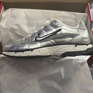 Nike Men's Silver Running Shoes